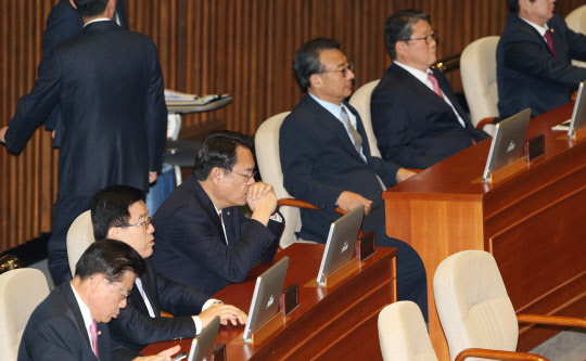 박근혜 대통령 탄핵소추안이 가결된 9일 오후 서울 여의도 국회에서 열린 제18차 본회의에서 새누리당 정진석 원내대표, 이정현 대표 등이 심각한 표정으로 자리에 앉아 있다. 사진공동취재단